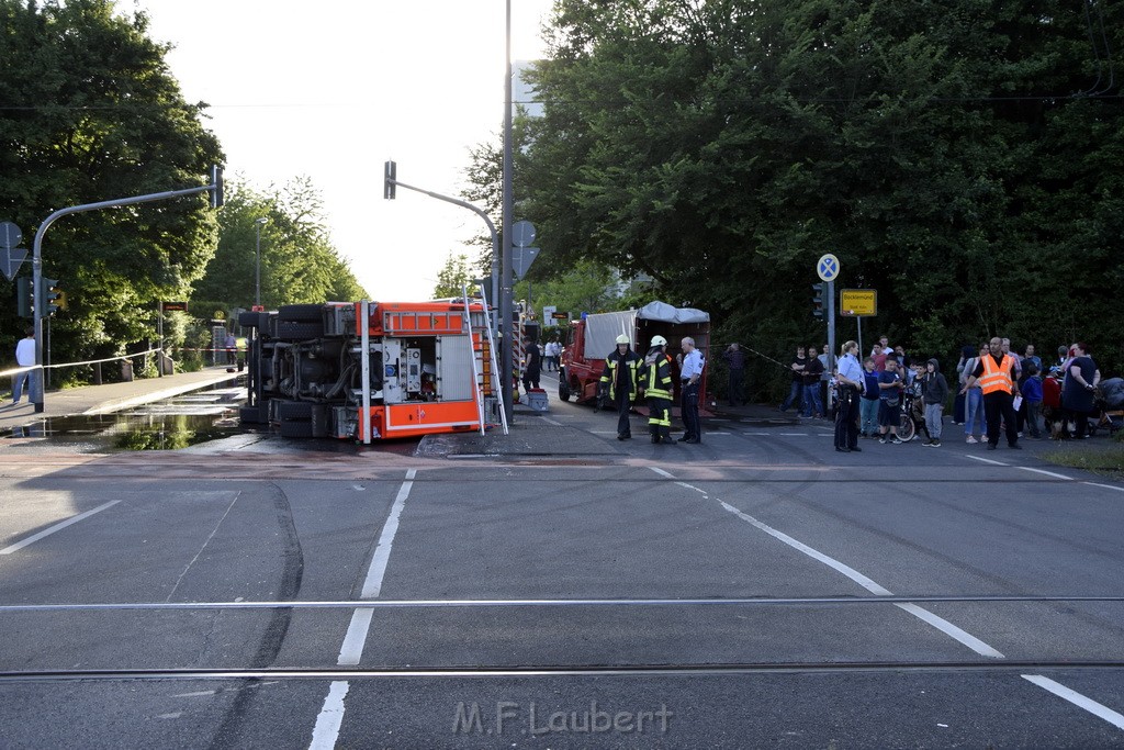 TLF 4 umgestuerzt Koeln Bocklemuend Ollenhauer Ring Militaerringstr P039.JPG - Miklos Laubert